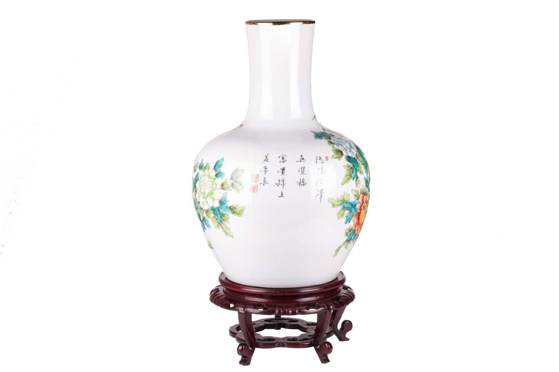 A large 18th-century style Chinese porcelain famille rose heavy baluster vase, 20th-century, with pe - Bild 4 aus 5