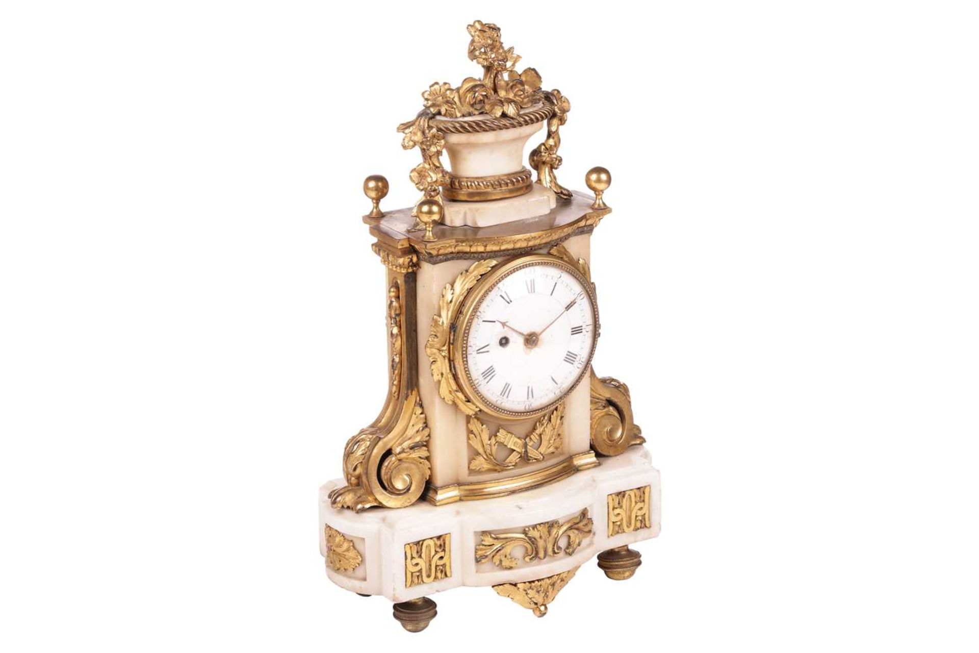 A late 19th century French white marble and gilt metal mantel timepiece clock, the top with a basket - Bild 5 aus 9