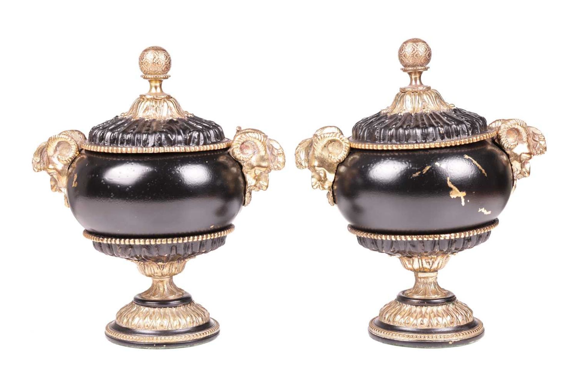 A pair of Neo-classical black lacquer urns and covers, with gilt bronze mounts, mask handles with fl - Bild 3 aus 8