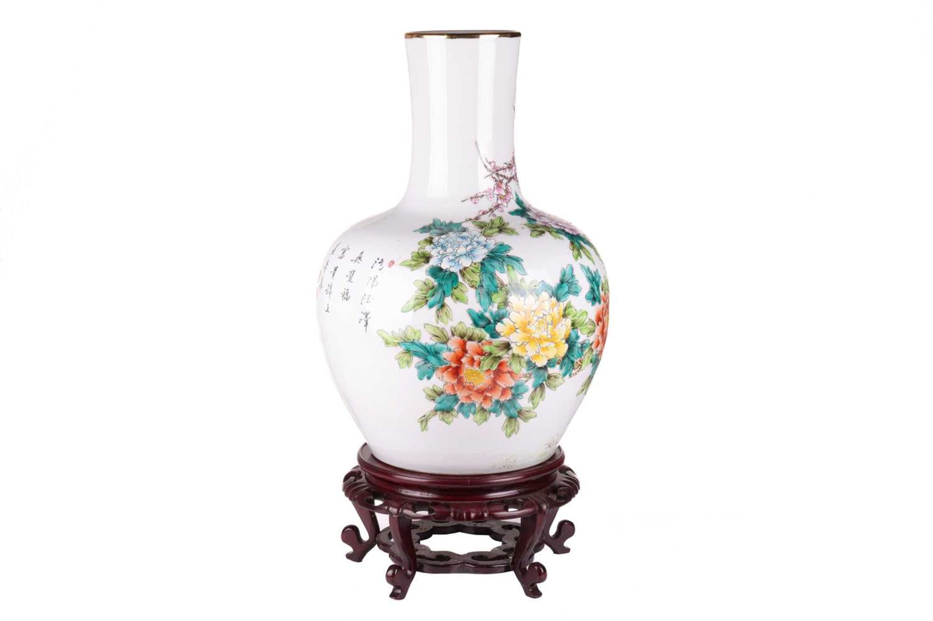 A large 18th-century style Chinese porcelain famille rose heavy baluster vase, 20th-century, with pe - Bild 3 aus 5