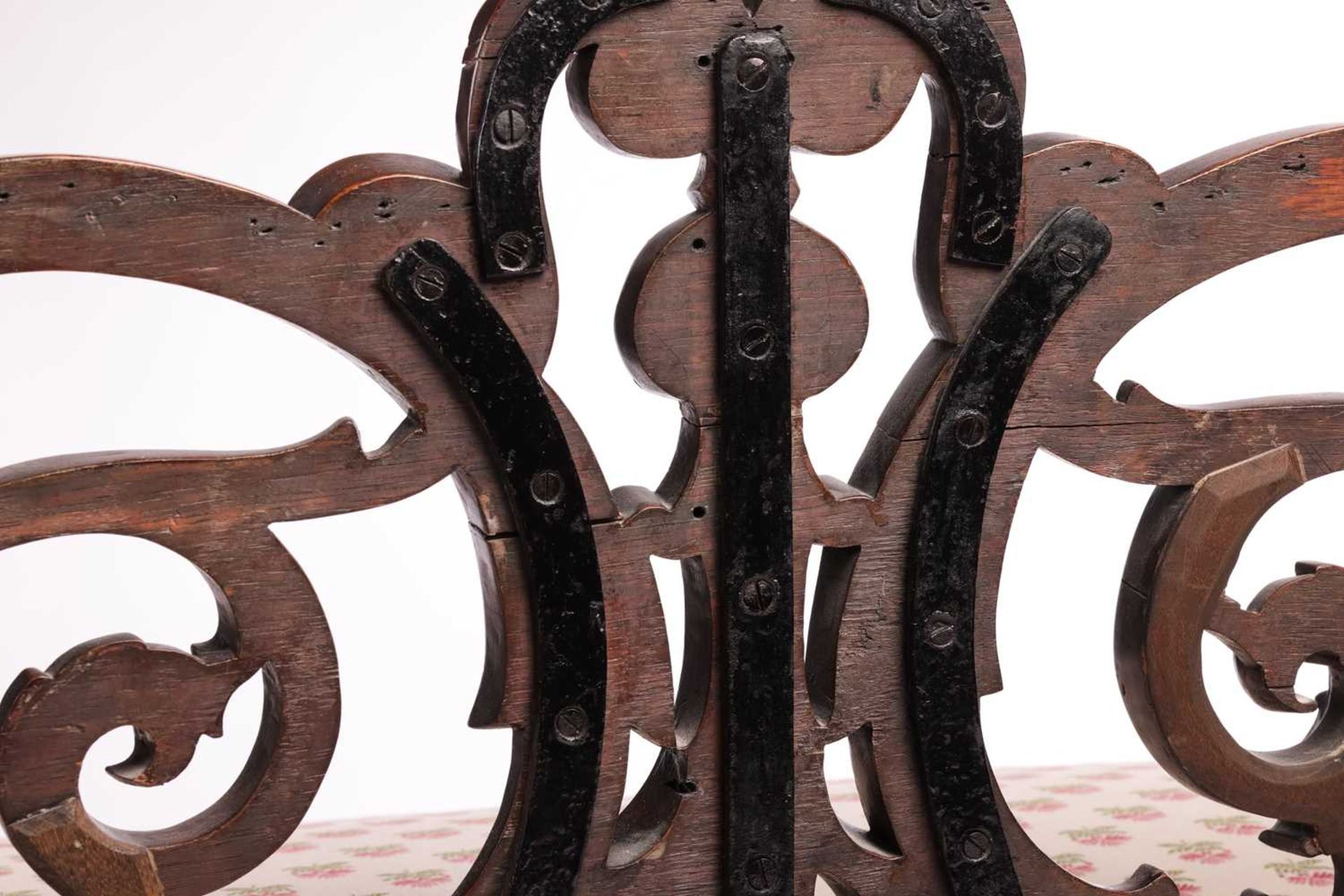 An unusual Victorian rosewood window seat/Couch, with an openwork back carved with scrolls over a st - Bild 5 aus 7