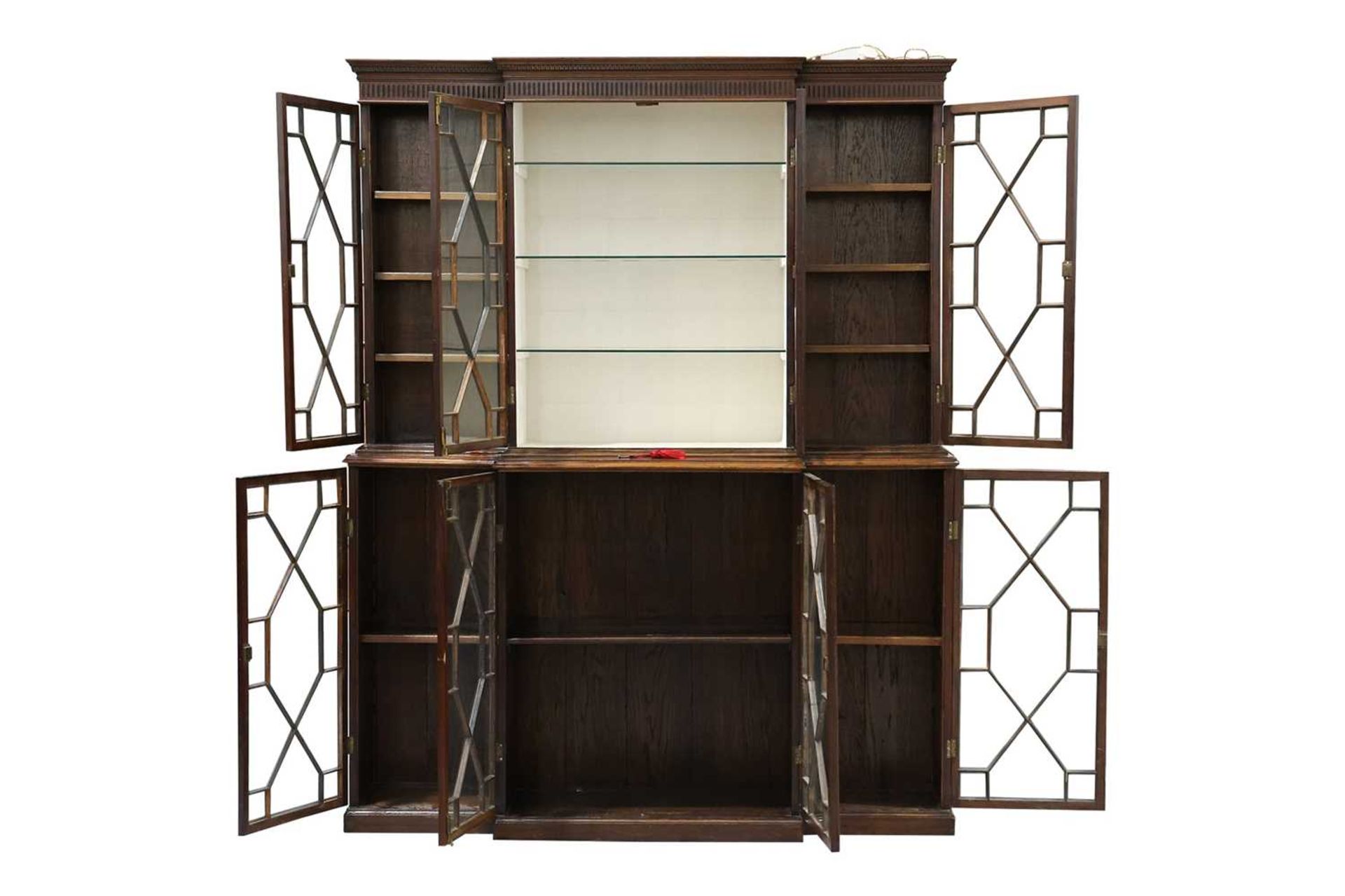 A George III style mahogany breakfront bookcase, the dentil moulded and fluted cornice over two rows - Bild 2 aus 4