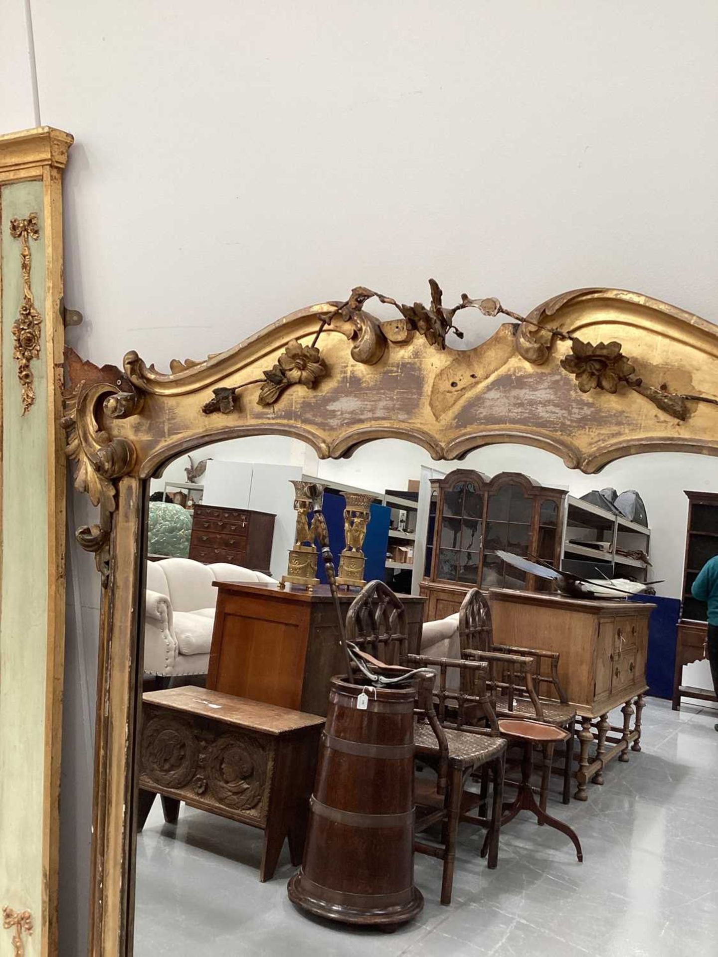 A 19th century giltwood overmantel mirror, the shaped top with applied floral sprays, foliate scroll - Bild 11 aus 14