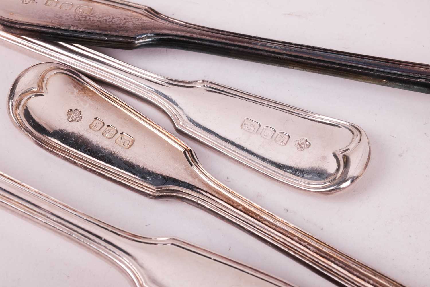 Asprey silver service for twelve place settings in the fiddle and tread pattern, composite dates, ea - Image 3 of 6