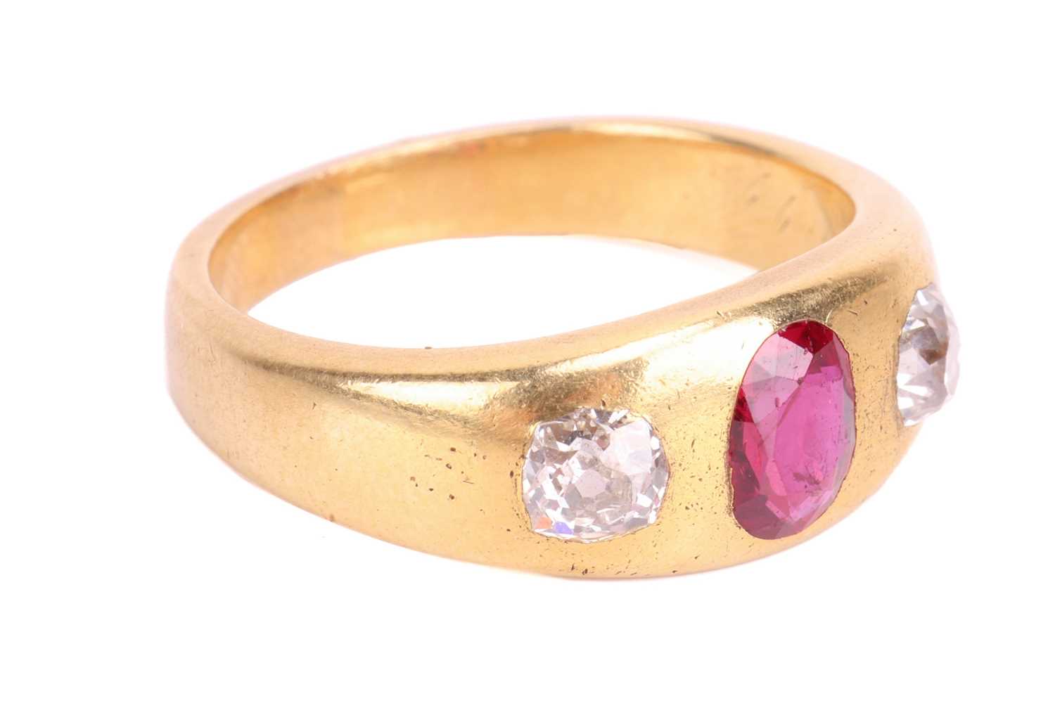 A ruby and diamond three-stone gypsy ring, centred with an oval-cut ruby in deep pinkish-red colour, - Bild 3 aus 4