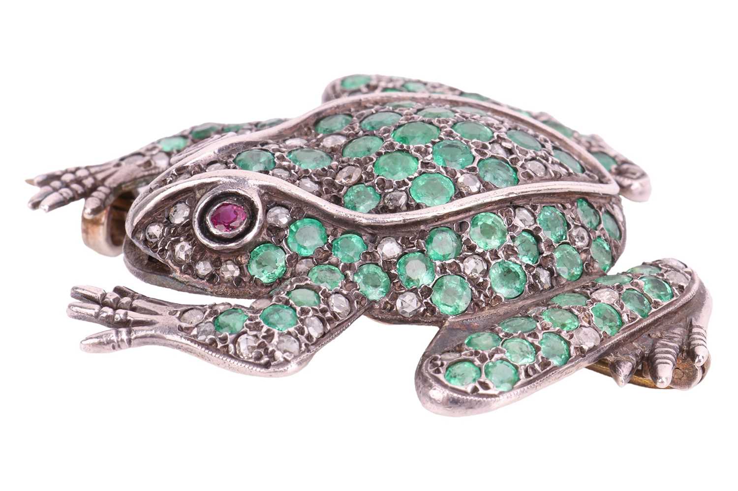 A frog brooch set with emeralds, diamonds and rubies, sculpted in a resting position, body covered w - Bild 3 aus 5