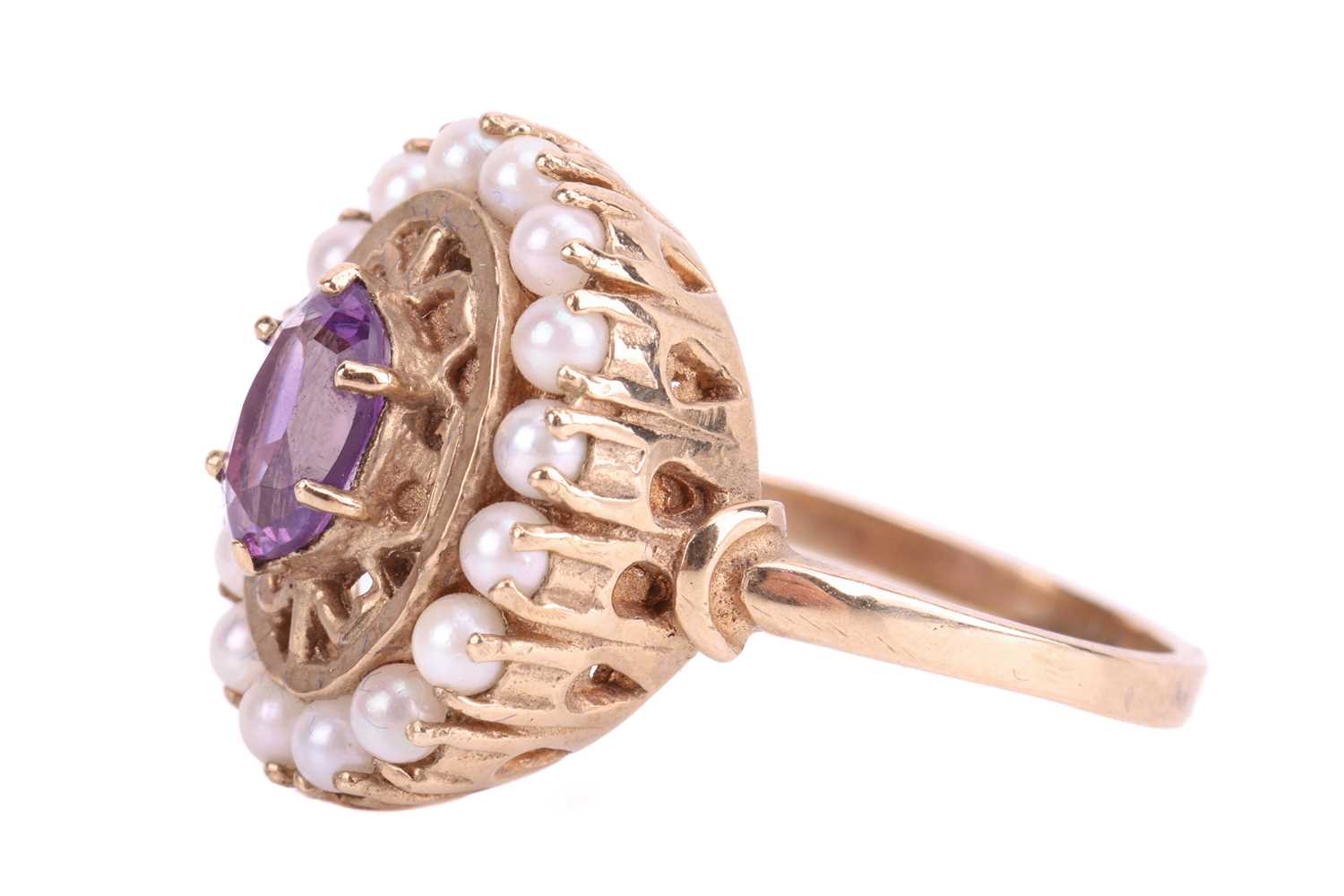 An amethyst and seed pearl cluster ring, featuring an oval cut amethyst measuring 7 x 5 x 3.5mm, in  - Image 3 of 4