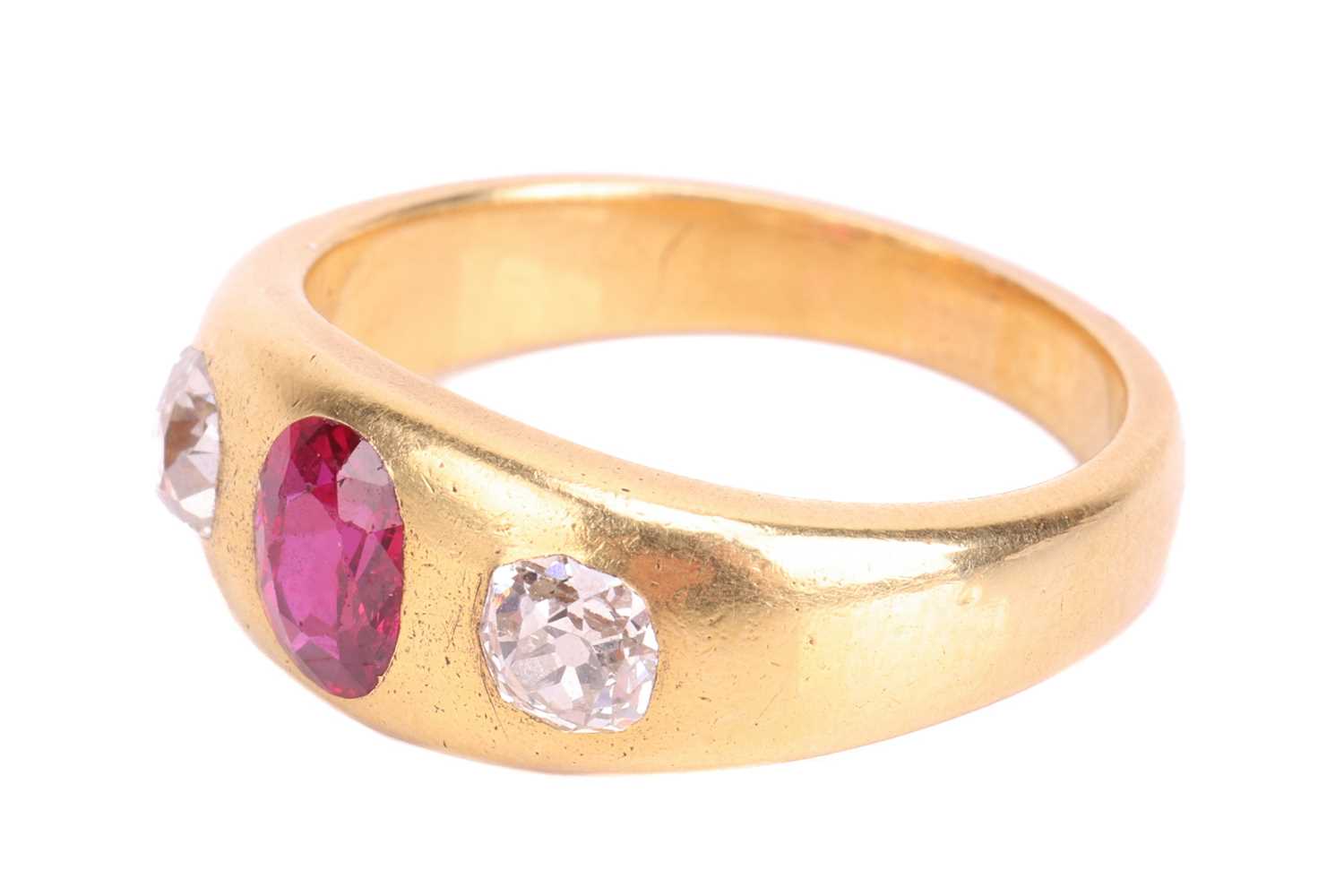 A ruby and diamond three-stone gypsy ring, centred with an oval-cut ruby in deep pinkish-red colour, - Bild 2 aus 4