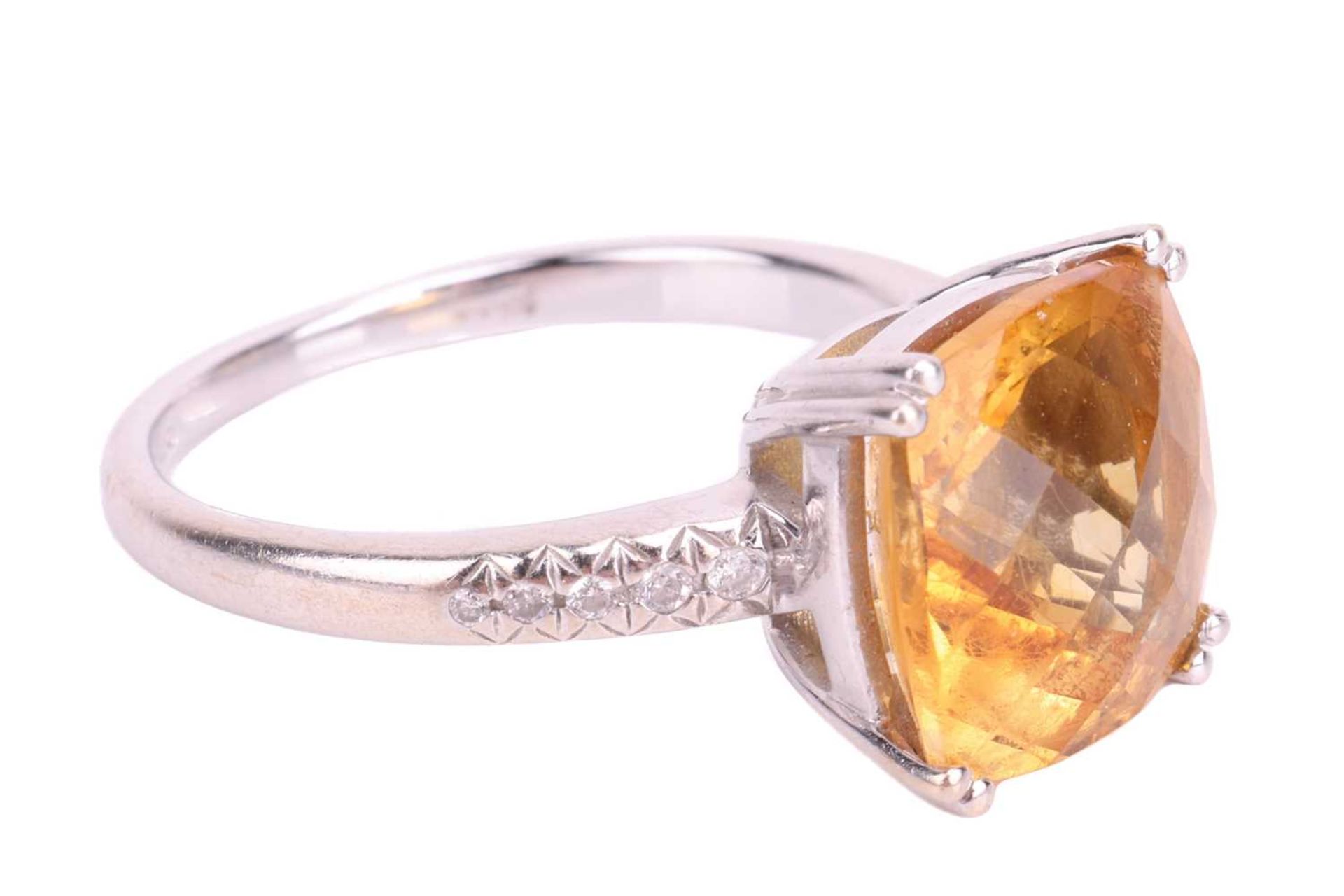 A citrine dress ring in 18ct white gold, claw-set with a cushion-shaped chequerboard-cut citrine of  - Image 3 of 4