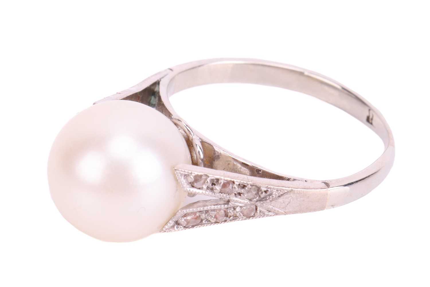 A cultured pearl dress ring, mounted with a round cultured pearl of 8.6 mm, white body colour with a - Image 3 of 4