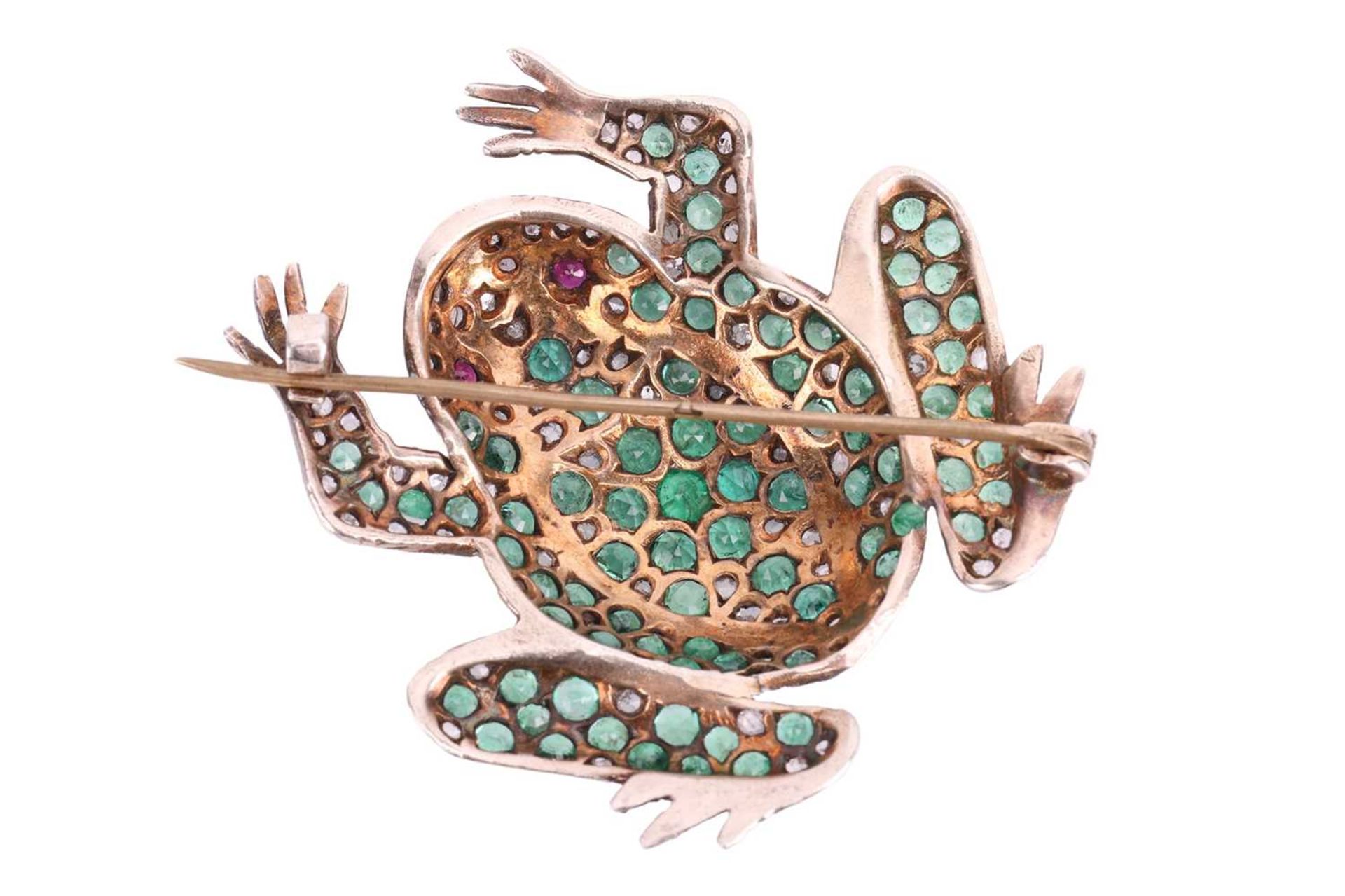 A frog brooch set with emeralds, diamonds and rubies, sculpted in a resting position, body covered w - Image 5 of 5