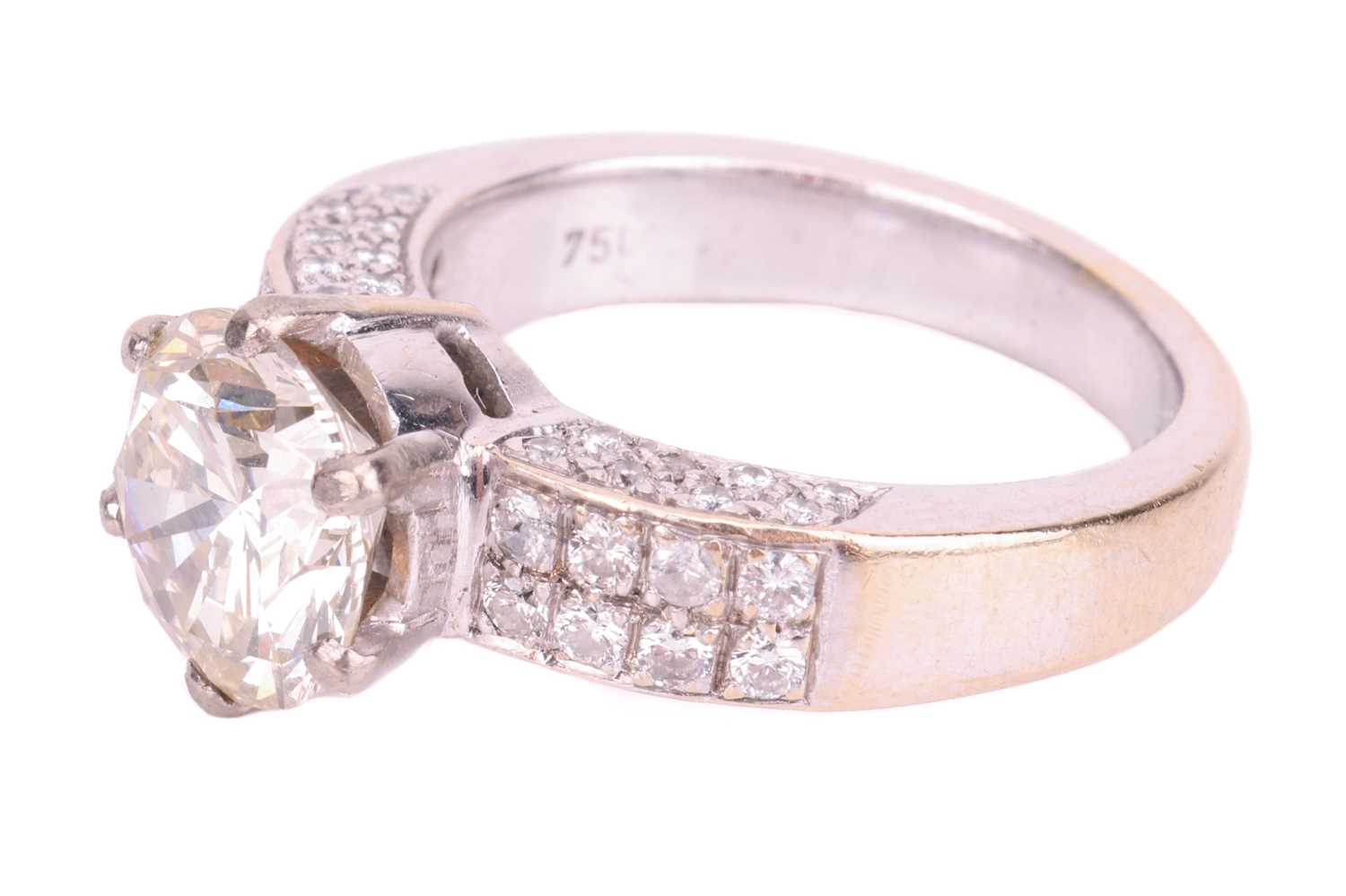 A diamond solitaire ring with diamond set shoulders, featuring a 3.02ct round brilliant cut diamond  - Image 3 of 5