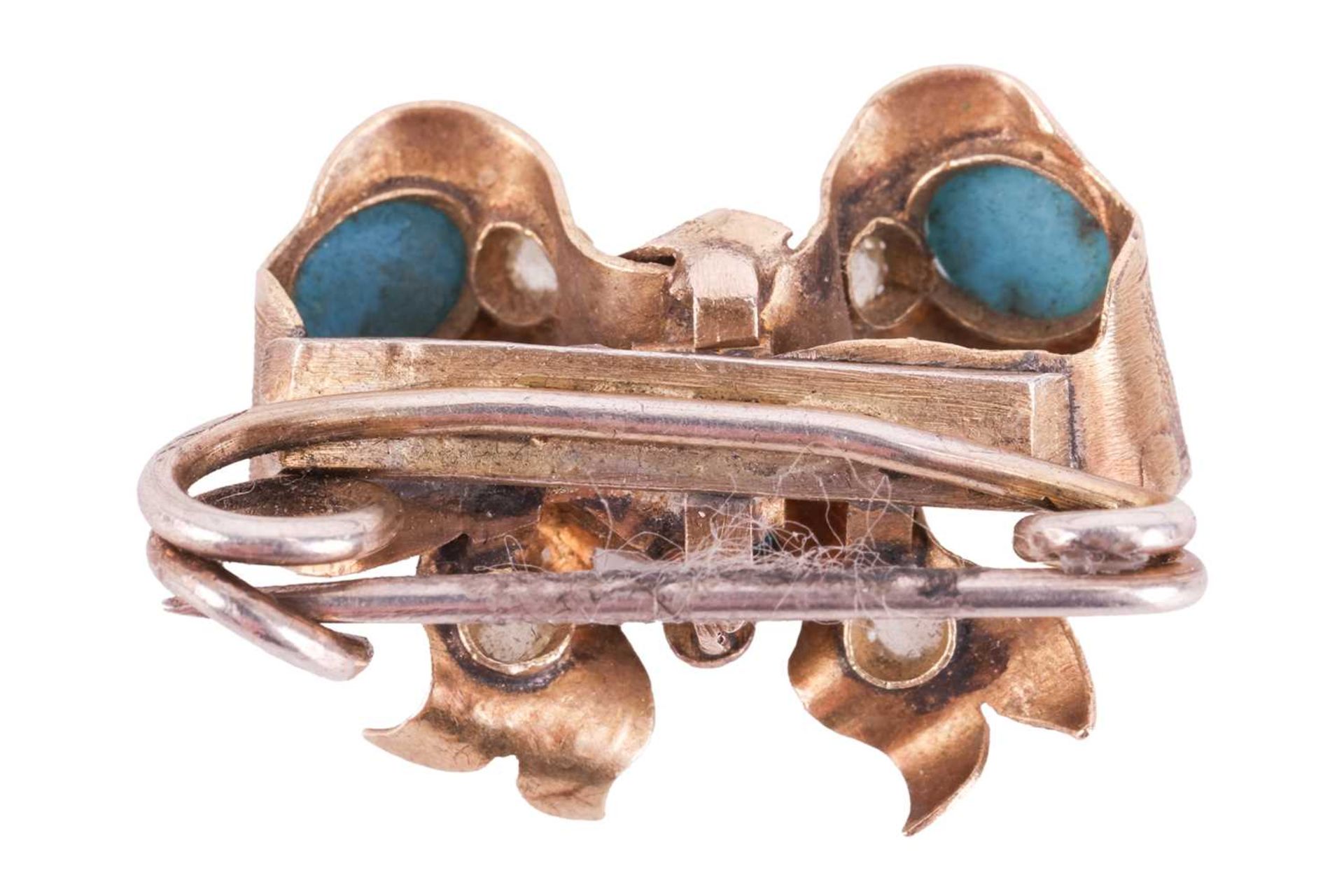A gem-set bow brooch, set with three turquoise cabochons in cut-down mounts, and further decorated w - Image 2 of 2