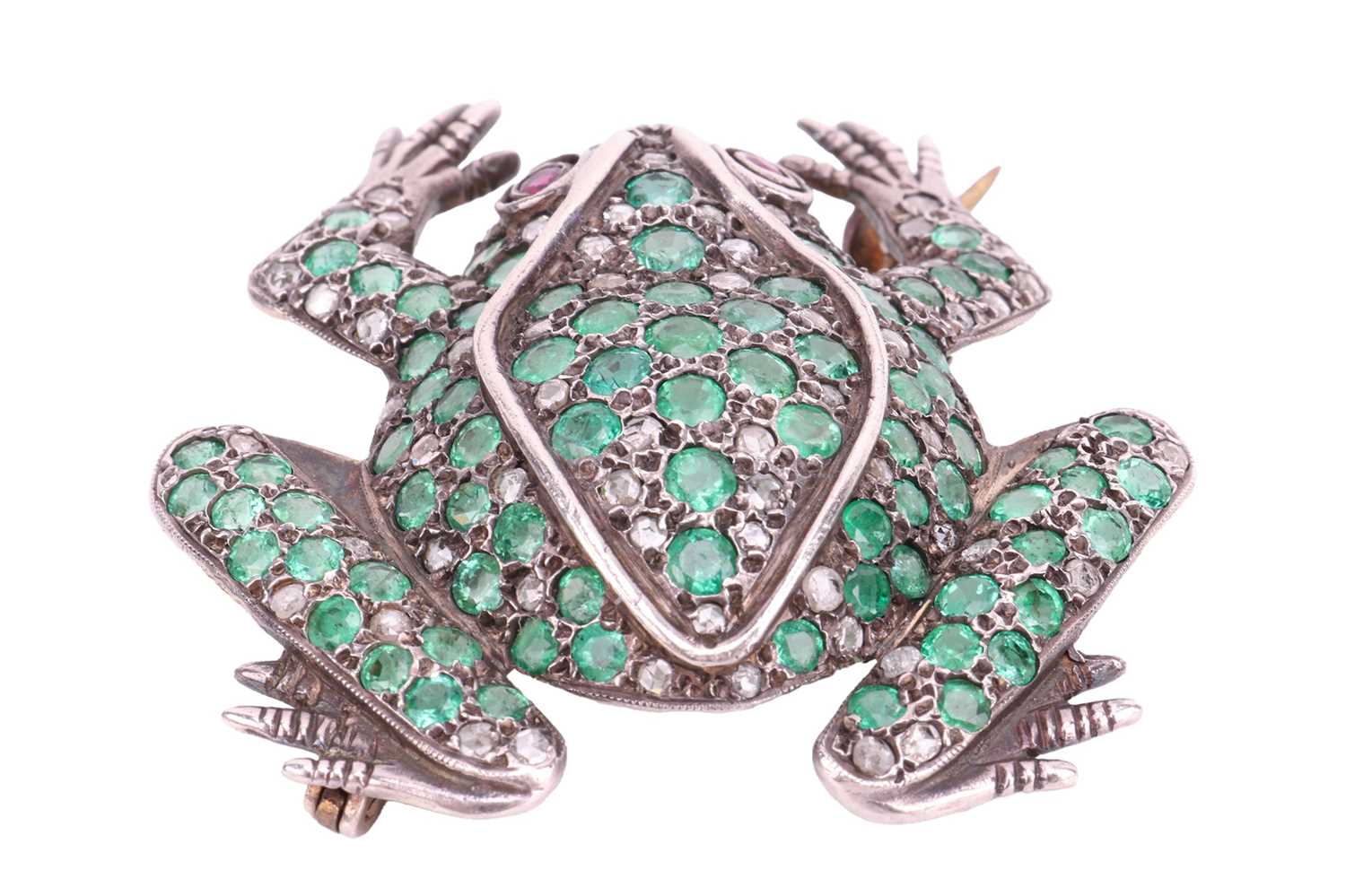 A frog brooch set with emeralds, diamonds and rubies, sculpted in a resting position, body covered w - Bild 4 aus 5