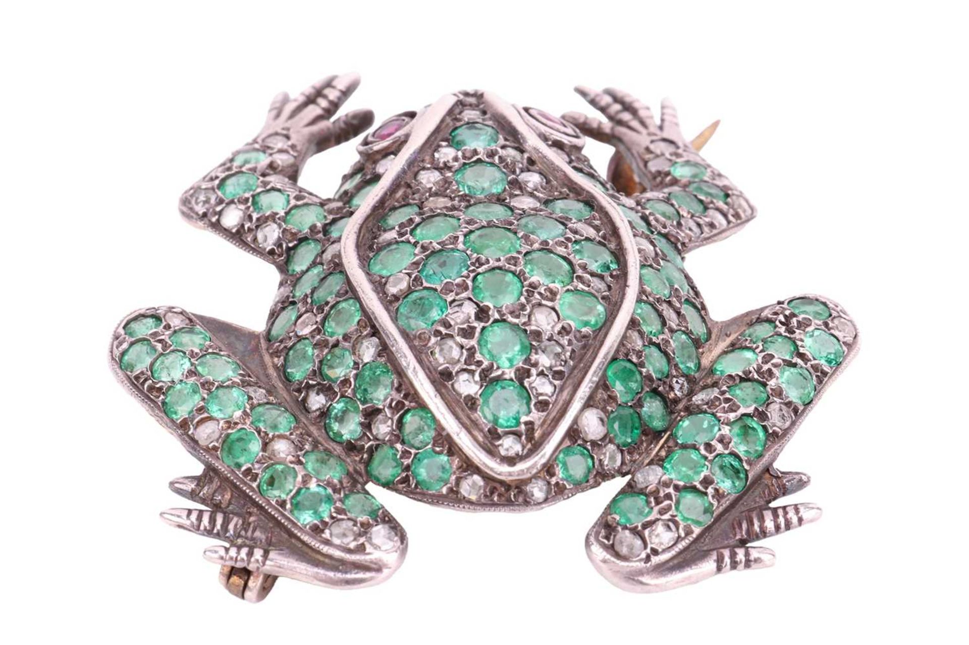 A frog brooch set with emeralds, diamonds and rubies, sculpted in a resting position, body covered w - Image 4 of 5