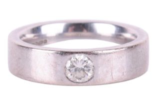 A diamond-set wedding band in 18ct white gold, flush-set with a single round brilliant-cut diamond