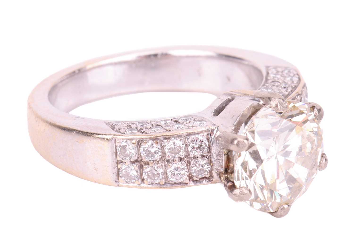 A diamond solitaire ring with diamond set shoulders, featuring a 3.02ct round brilliant cut diamond  - Image 2 of 5