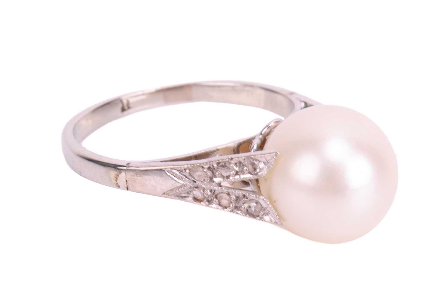 A cultured pearl dress ring, mounted with a round cultured pearl of 8.6 mm, white body colour with a - Image 2 of 4