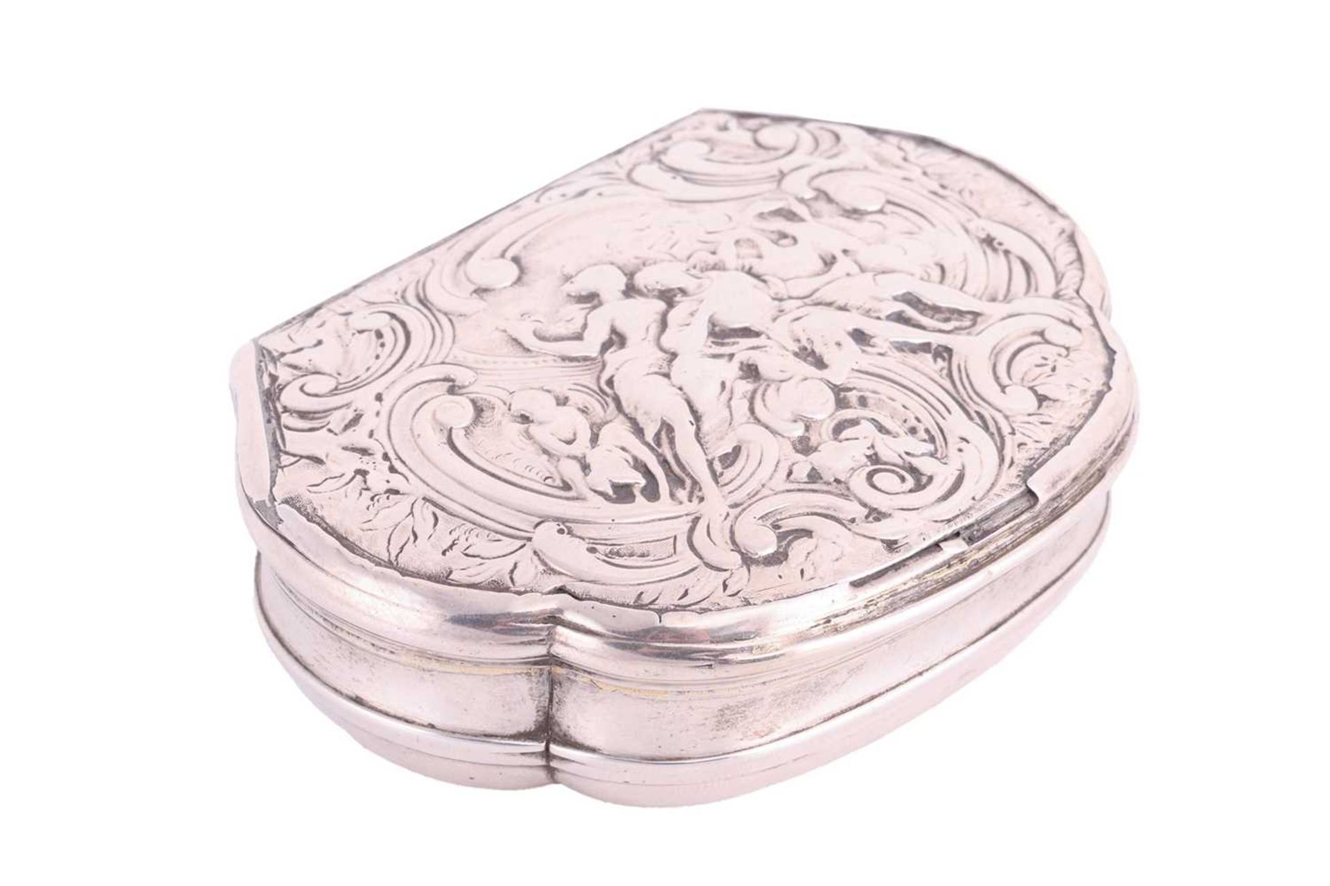 A Continental white metal snuff box of cartouche shape, circa 1740, cover chased with figures resemb - Image 2 of 7