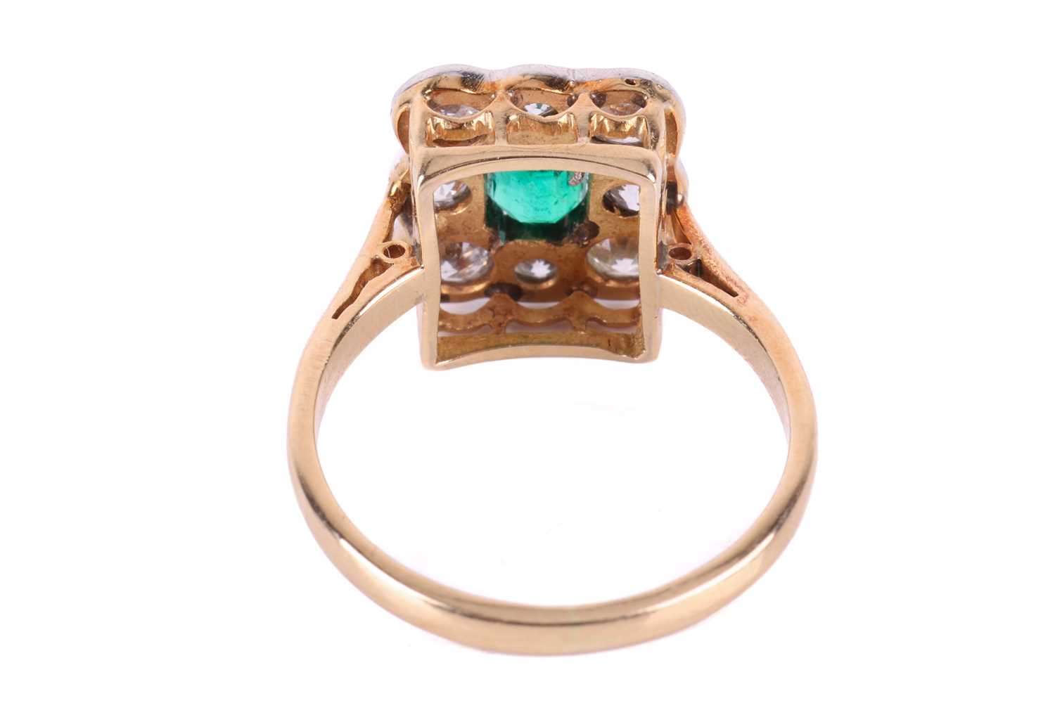 An emerald and diamond cluster ring, centred with an emerald-cut emerald of bright green colour, app - Bild 4 aus 4