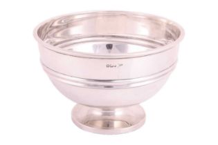 A silver footed bowl by Walker & Hall, Sheffield 1911, of circular form, reeded rim and plain body