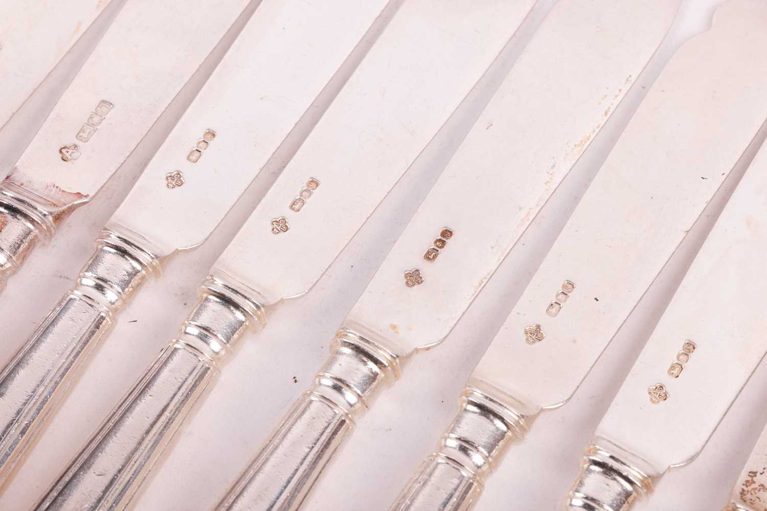Asprey silver service for twelve place settings in the fiddle and tread pattern, composite dates, ea - Image 4 of 6