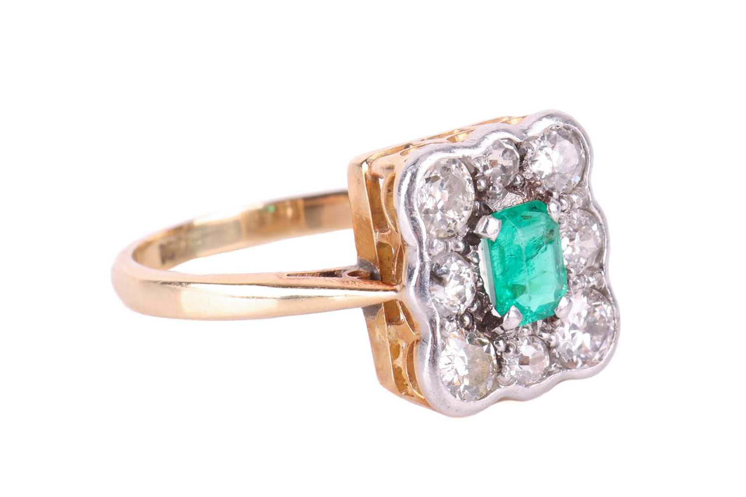 An emerald and diamond cluster ring, centred with an emerald-cut emerald of bright green colour, app - Bild 2 aus 4