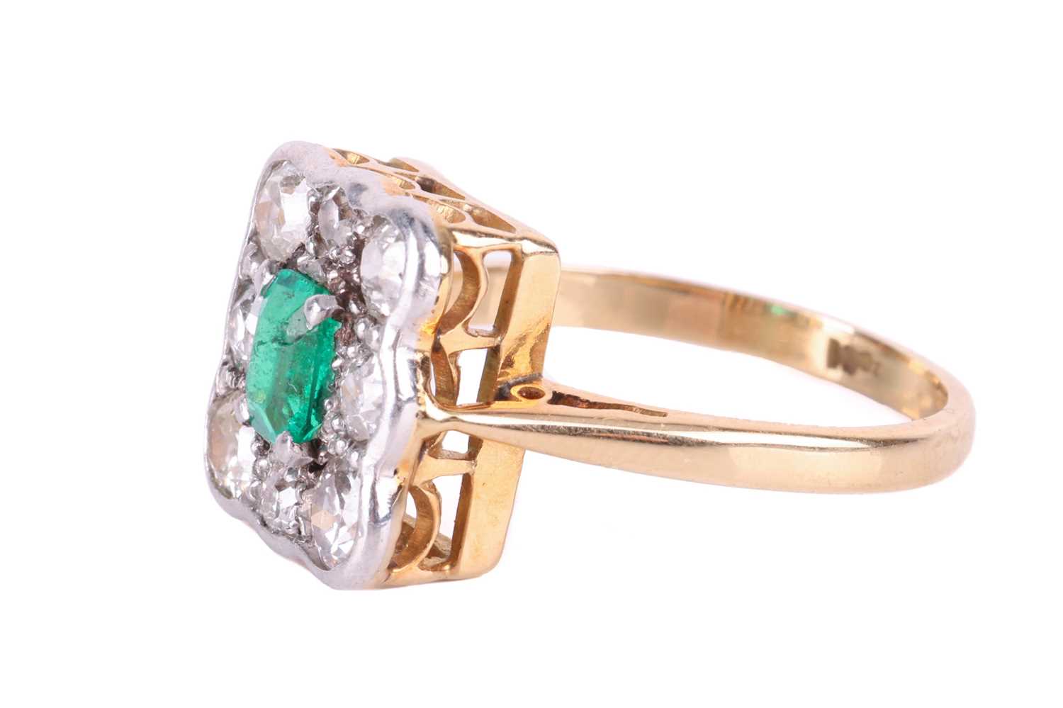 An emerald and diamond cluster ring, centred with an emerald-cut emerald of bright green colour, app - Bild 3 aus 4