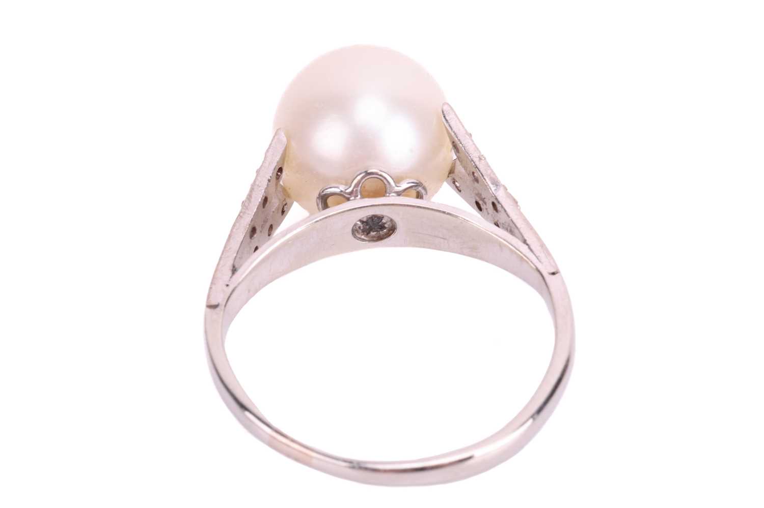 A cultured pearl dress ring, mounted with a round cultured pearl of 8.6 mm, white body colour with a - Image 4 of 4