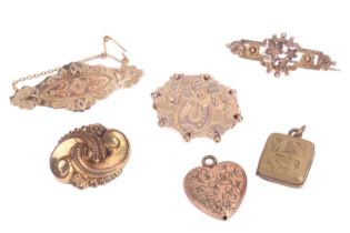 A group lot of four brooches and two charms. Two brooches are hallmarked 9ct and weigh 3.4g total,