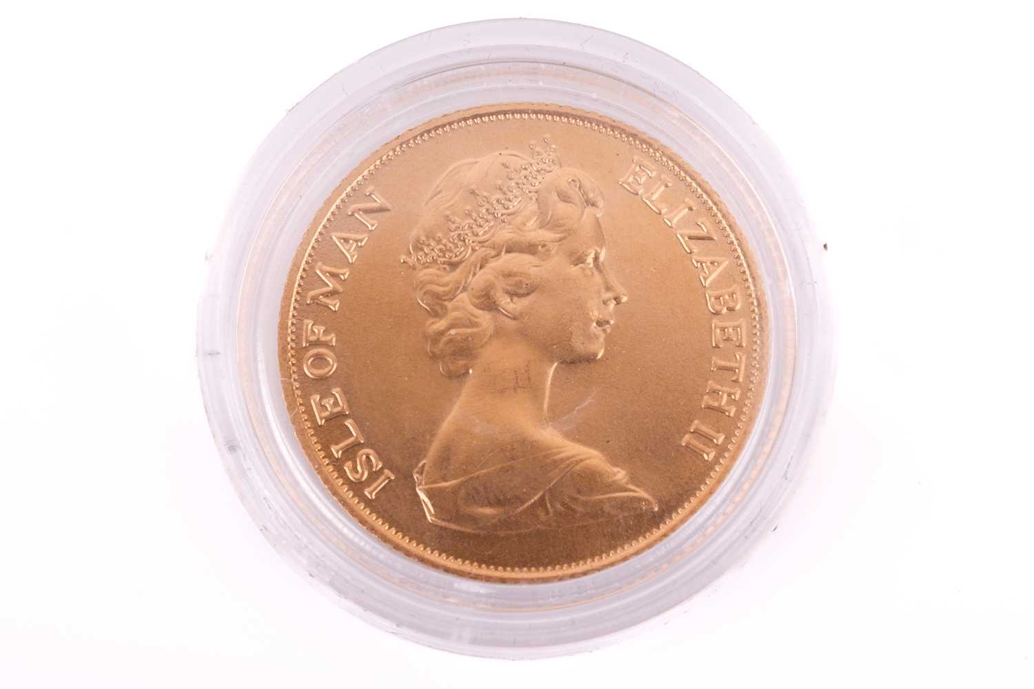 A 1973 Isle Of Man Elizabeth II Full-Sovereign with a plastic case, circulated. - Image 2 of 2