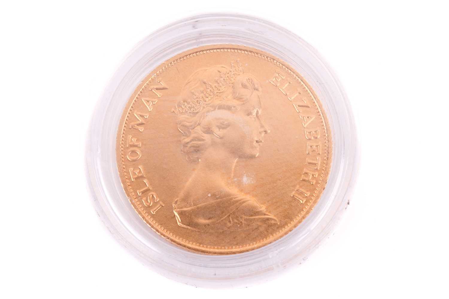 A 1973 Isle Of Man Elizabeth II Full-Sovereign with a plastic case, circulated. - Image 2 of 2