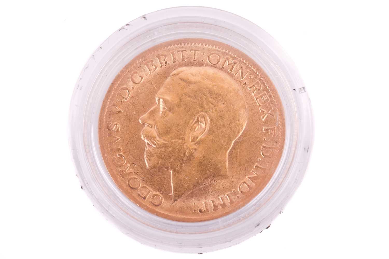 A 1912 George V Full-Sovereign with a plastic case, circulated. - Image 2 of 2