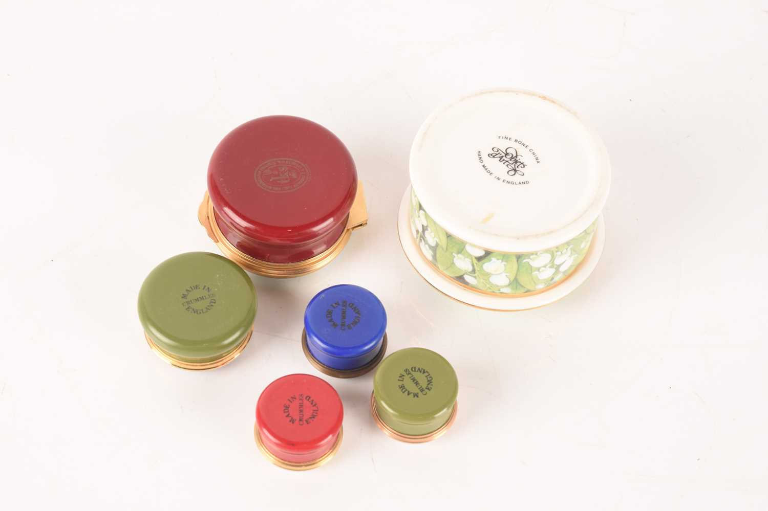 A collection of enamel trinket boxes from a variety of makers and Russian lacquer box with a troika  - Image 9 of 12