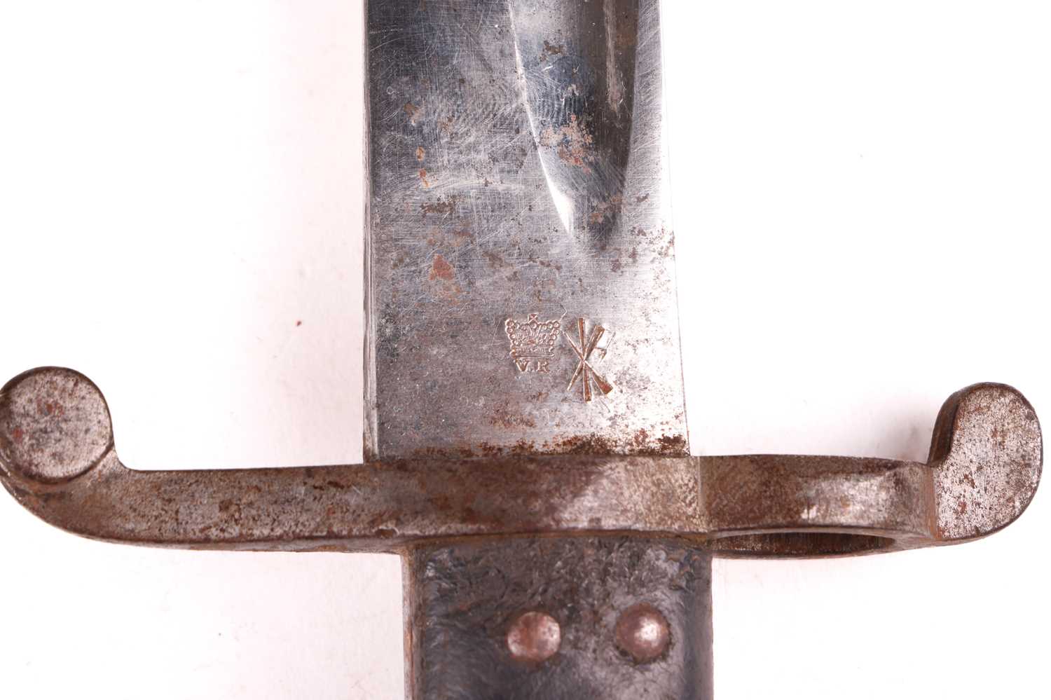 A British 1853 pattern 2nd pattern yatagan bayonet, the hilt marked RMFA 50. - Image 10 of 18