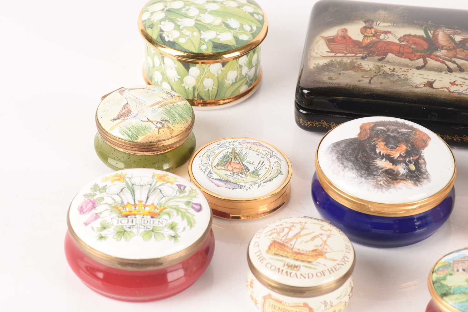 A collection of enamel trinket boxes from a variety of makers and Russian lacquer box with a troika  - Image 3 of 12