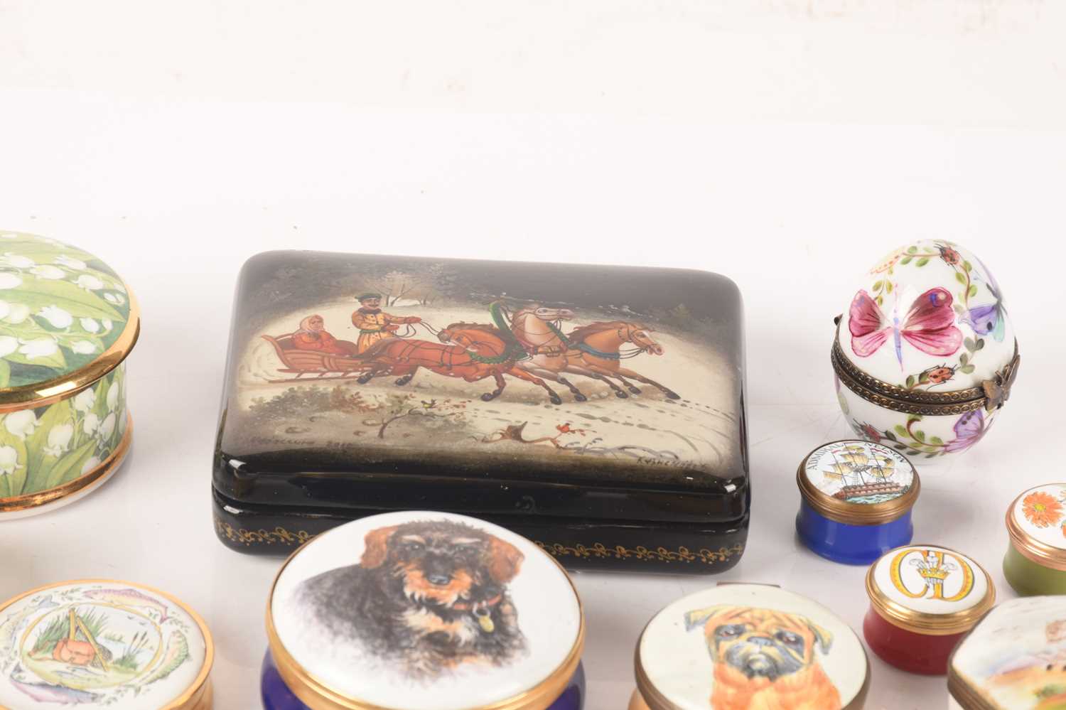 A collection of enamel trinket boxes from a variety of makers and Russian lacquer box with a troika  - Image 4 of 12