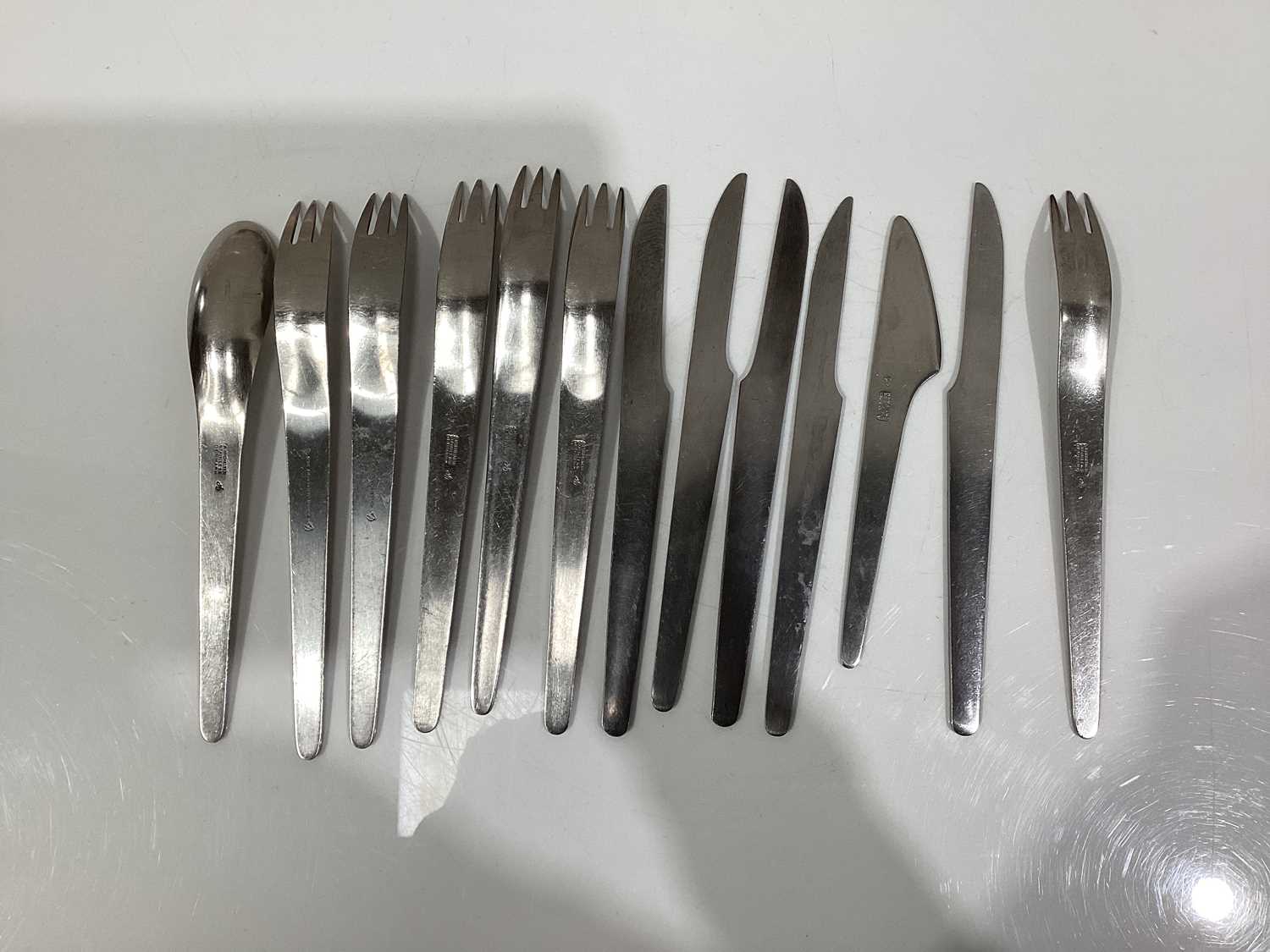 Arn Jacobsen for Anton Michelsen, a stainless steel cutlery suite, comprising twenty-two dinner fork - Image 14 of 18