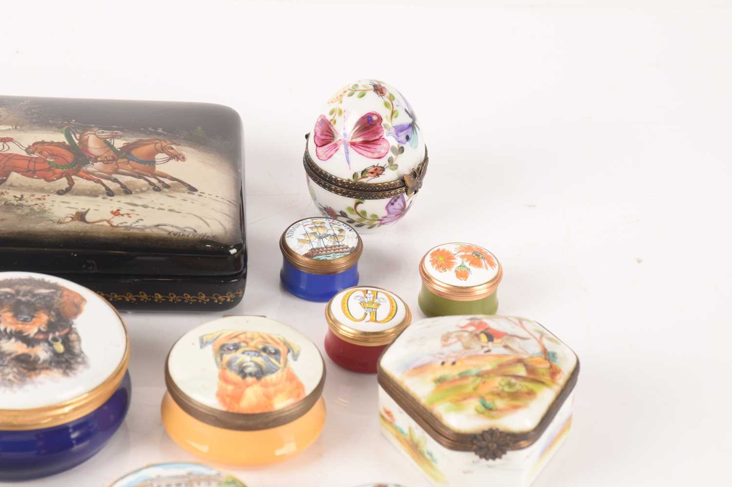 A collection of enamel trinket boxes from a variety of makers and Russian lacquer box with a troika  - Image 6 of 12