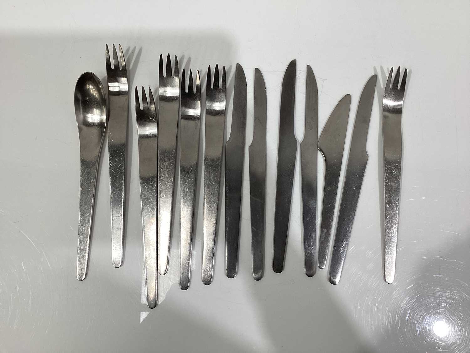 Arn Jacobsen for Anton Michelsen, a stainless steel cutlery suite, comprising twenty-two dinner fork - Image 13 of 18