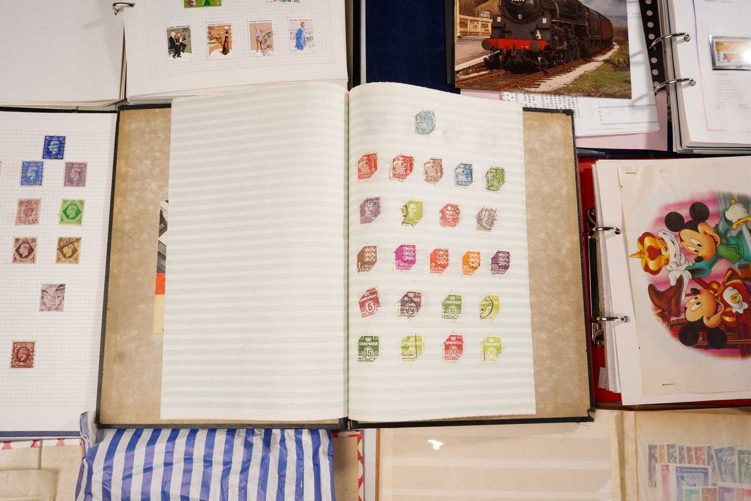 A large quantity of First Day Covers, collector's stamps, used stamps (GB and all world), and other  - Image 6 of 24