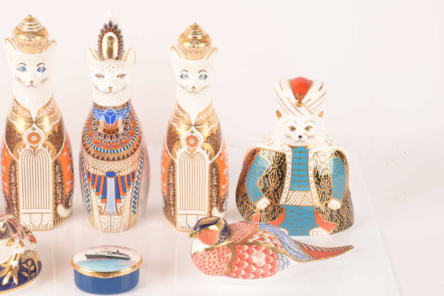 A collection of Royal Crown Derby Royal Cats comprising a pair of Siamese, a Burmese, a Persian, and - Bild 3 aus 14