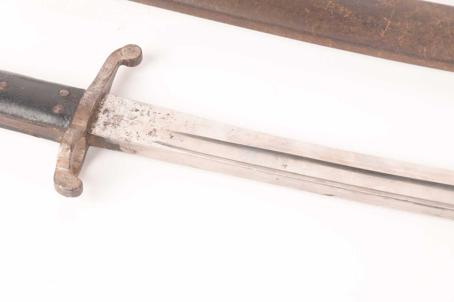 A British 1853 pattern 2nd pattern yatagan bayonet, the hilt marked RMFA 50. - Image 5 of 18