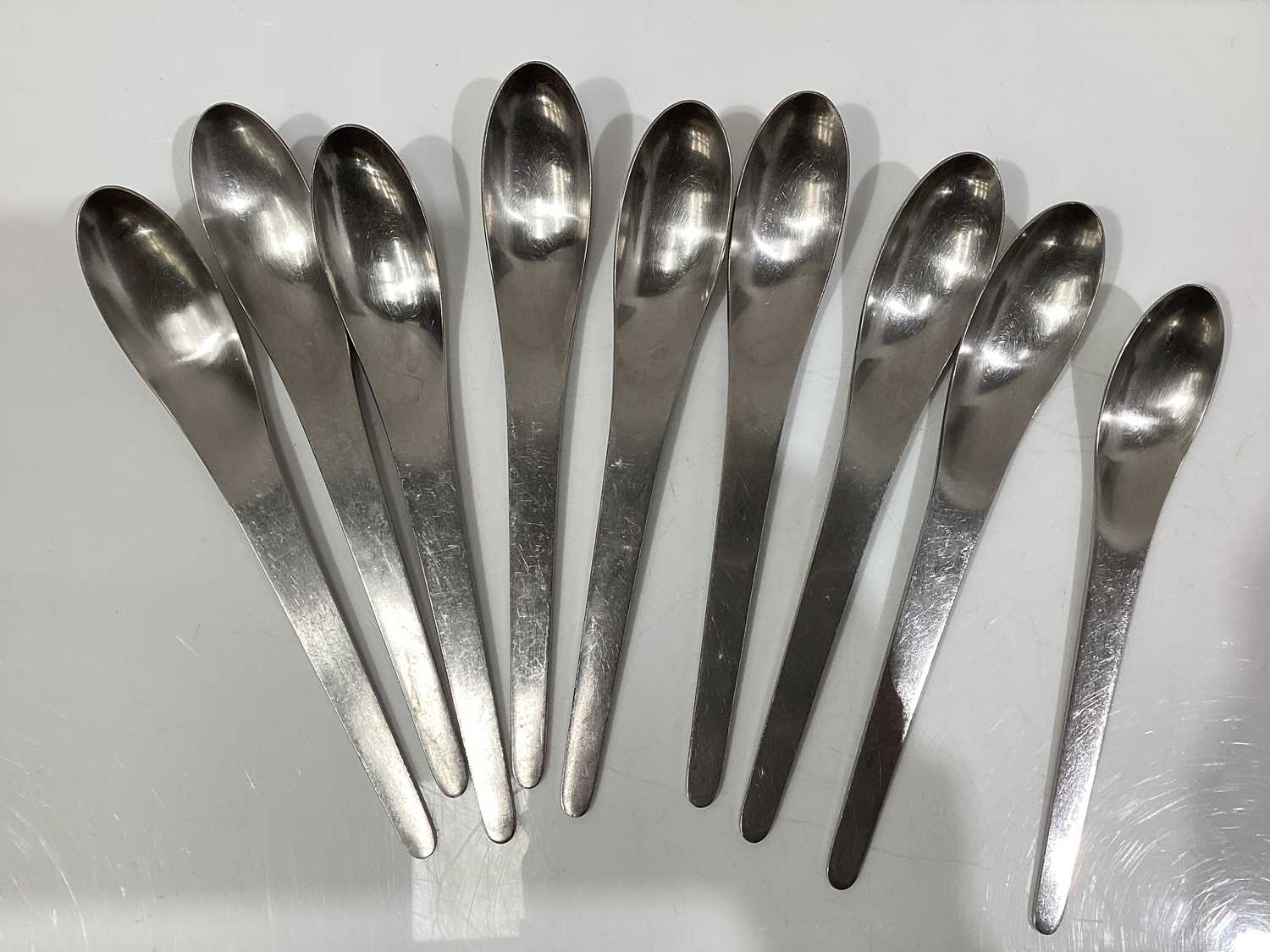 Arn Jacobsen for Anton Michelsen, a stainless steel cutlery suite, comprising twenty-two dinner fork - Image 9 of 18