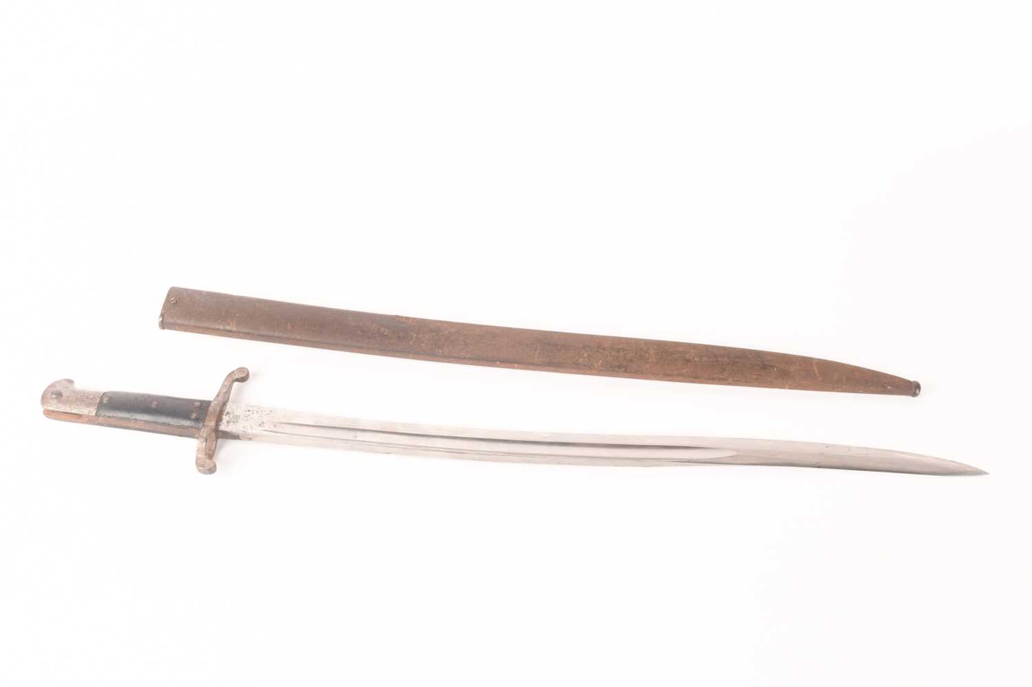 A British 1853 pattern 2nd pattern yatagan bayonet, the hilt marked RMFA 50. - Image 3 of 18