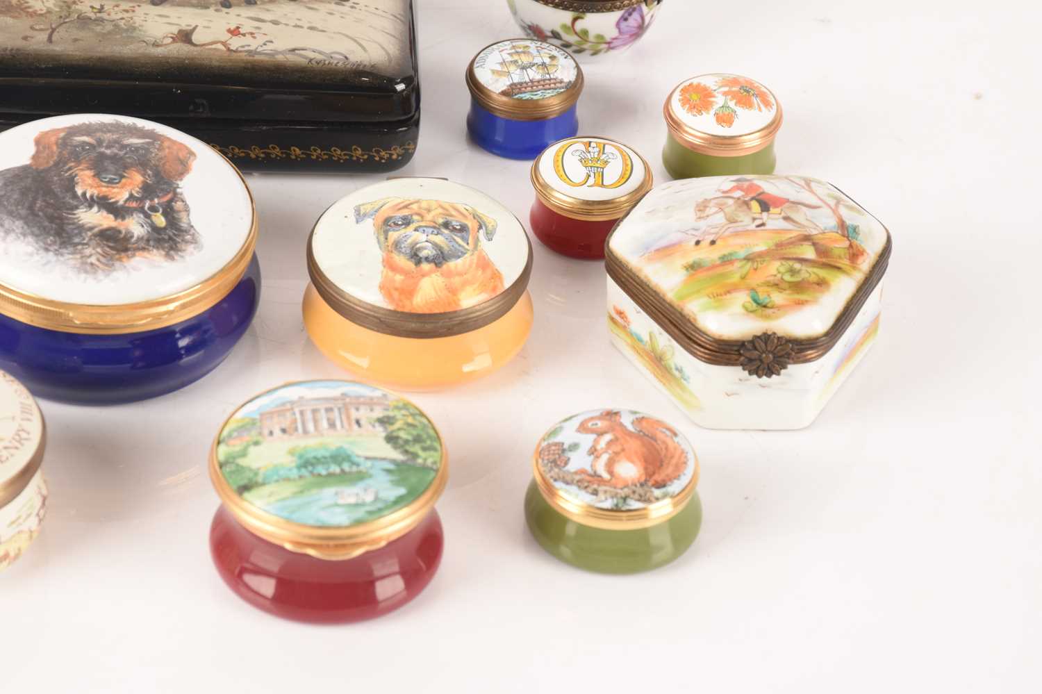 A collection of enamel trinket boxes from a variety of makers and Russian lacquer box with a troika  - Image 7 of 12