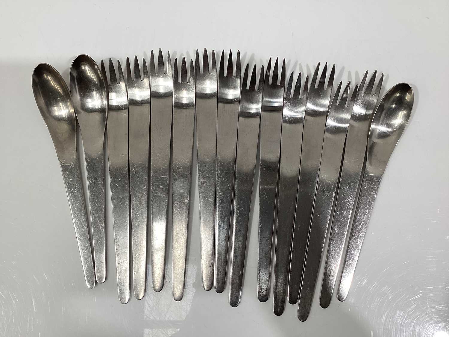 Arn Jacobsen for Anton Michelsen, a stainless steel cutlery suite, comprising twenty-two dinner fork - Image 17 of 18