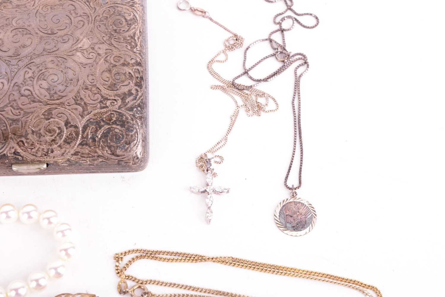 A collection of jewellery; including an agate necklace, a cross set with CZ to a chain marked '925', - Bild 8 aus 8