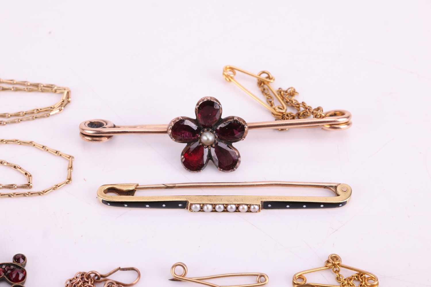 A collection of 19th century and later jewellery, including a garnet pendant in a spray design with  - Image 4 of 6