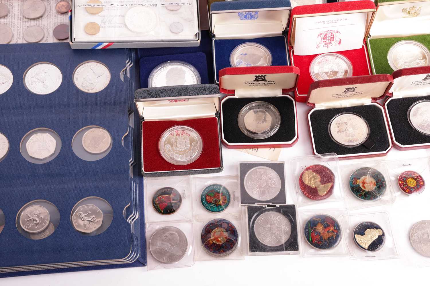 A large collection of commemorative coins and coin sets, to include ten cased New Zealand proof silv - Image 2 of 8